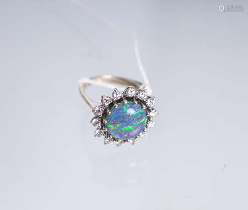 Damenring 585 WG, besetzt m. 1 runder Opal-Scheibe u. 14 Brillanten von zus. ca. 0.70 ct/vvs1/D-E,