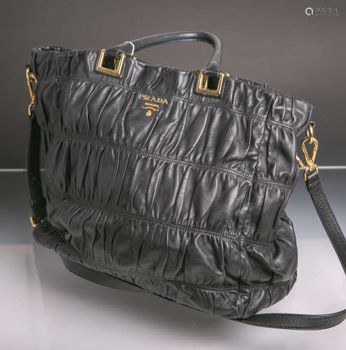 Handtasche von Prada (wohl 1980/90er Jahre), Shopper, schwarzes Leder, gerafft, innen 1 gr. Fach,
