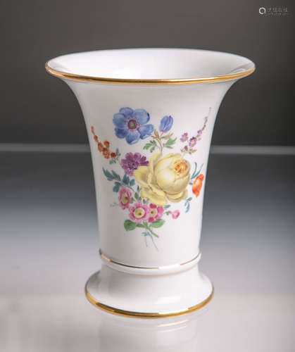 Vase (Meissen, blaue Unterbodenmarke, 20. Jh.), Kraterform, Blumendekor, Goldrand, Modellnr. 478, H.