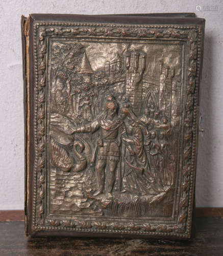 Fotoalbum (um 1900), Deckblatt: Einband mit aufgelegter Reliefplatte aus Metall (wohl Kupfer), teils