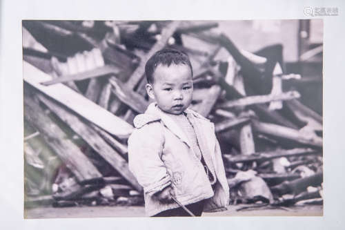 Hassel, Michael von (geb. 1978), Fotoarbeit, Darstellung eines asiatischen Kindes, rs. handsign.