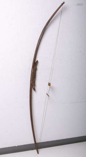 Antiker Kugelbogen (Hinterindien), Verwendung bei der Vogeljagd, innenseitiger Rankendekor, L. ca.