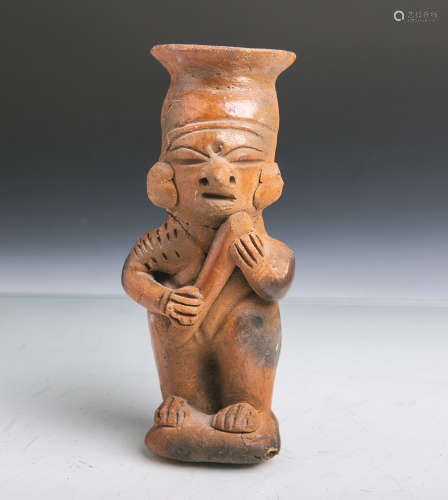 Stehende Tonfigur als Gefäß gearbeitet (Inka, Südafrika, Alter unbekannt), H. ca. 17 cm. Beschädigt,