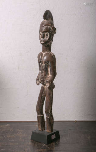 Stehende weibliche Ahnenfigur der Senufo (Elfenbeinküste, Afrika), Holz geschnitzt, H. ca. 62 cm.