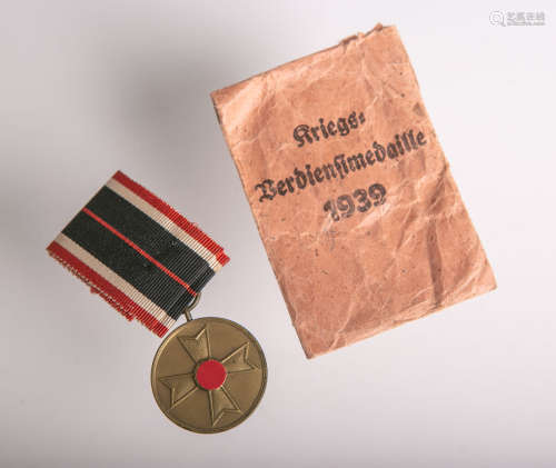 Kriegsverdienstmedaille (2. WK), Drittes Reich, 1939, am Band, m orig. Verleihungstütchen.