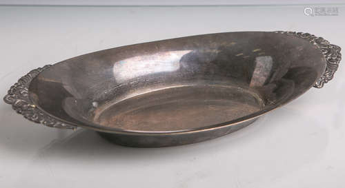 Ovale Schale (1920/30er Jahre), Metall versilbert, ca. 4,5 x 34 x 17,5 cm.