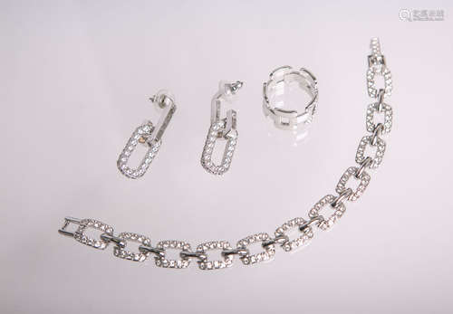 4-teiliges Swarovski-Konvolut, bestehend aus: 1 Ring, 1 Paar Ohrringen u. 1 Gliederarmband,