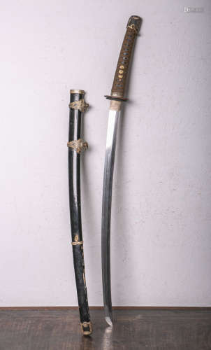 Katana (Japan, wohl 19. Jh.), 3-faches Tsuba aus Bronze, numm. wohl 694, geschwärzter Griff aus Holz