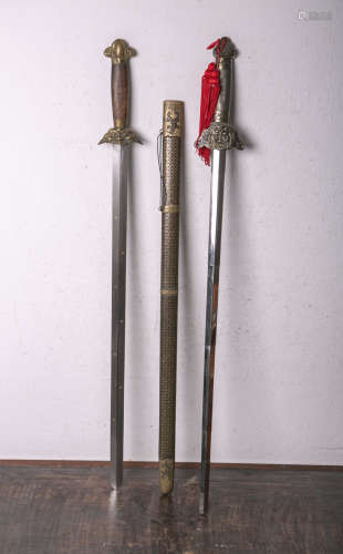Set aus 2 Schwertern (China, Alter u. Hersteller unbekannt), bestehend aus: 1x Kampfschwert, 2-