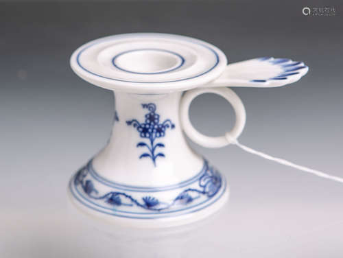 Ulmer Kerzenhalter (Meissen, blaue Schwertermarke), Zwiebelmuster, Ringöse. 1. Wahl, unbeschädigt.