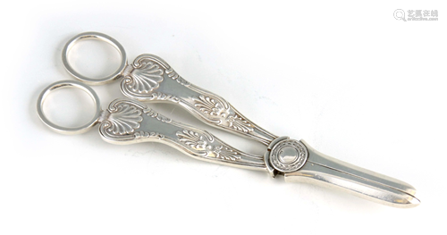 A PAIR OF GEORGE V SILVER GRAPE SCISSORS having shell