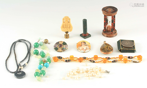 A SELECTION OF JEWELLERY ITEMS INCLUDING A SCOTTISH