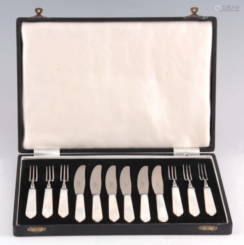 A MID 20TH CENTURY CASED SET OF SIX MOTHER OF PEARL