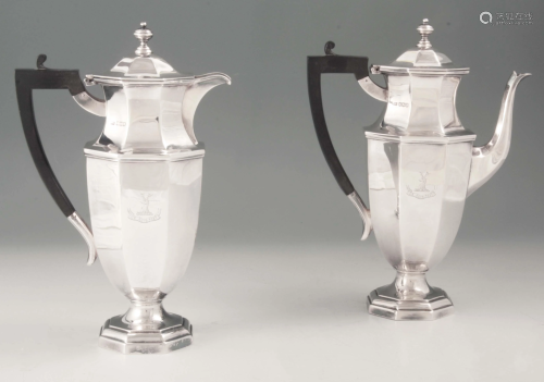 A PAIR OF GEORGE V SILVER COFFEE AND TEAPOTS of