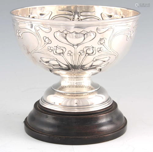 AN EDWARD VII ART NOUVEAU EMBOSSED SILVER FRUIT BOWL