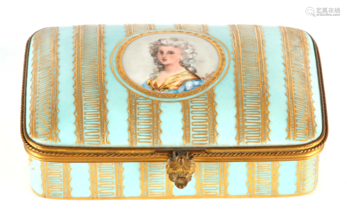 A LATE 19TH CENTURY FRENCH PORCELAIN DRESSING TABLE BOX