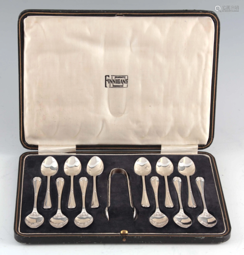 A GEORGE V CASED SET OF TWELVE TEASPOONS AND TONGS by