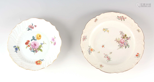 AN 18TH CENTURY SCALLOP EDGE MEISSEN SHALLOW DISH with