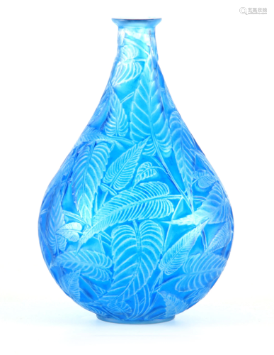 R LALIQUE, A BLUE STAINED ÔSAUGEÕ GLASS VASE having
