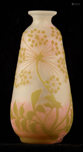 GALLE. AN EARLY 20TH CENTURY GLASS CAMEO VASE of
