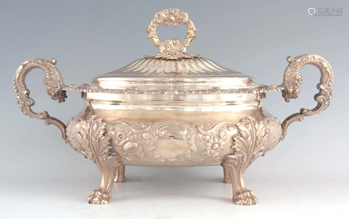 A LARGE GEORGE IV SILVER SOUP TUREEN AND COVER having a