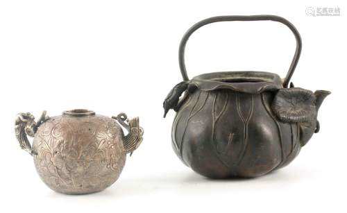 AN EARLY CHINESE PATINATED BRONZE TEAPOT having a