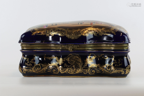 Imposing porcelain box painted above with a life scene