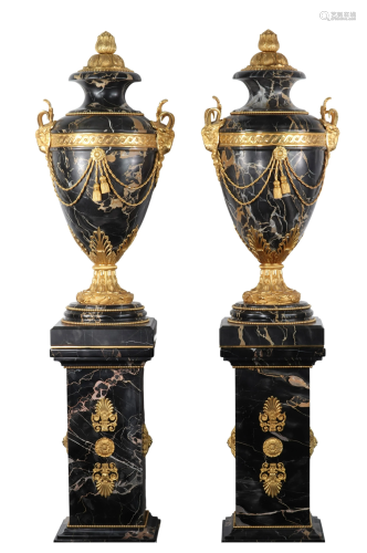 Exceptional pair of casseroles and bases in marble and