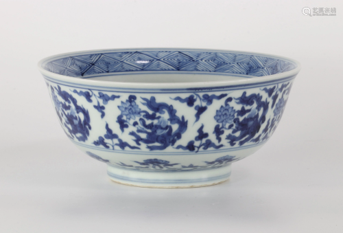 Blue white Chinese porcelain bowl decorated with
