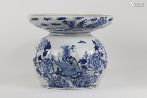 China, 18th century, Chinese porcelain spittoon, shades