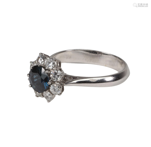 Sapphire and 8 diamond white gold (18k) ring