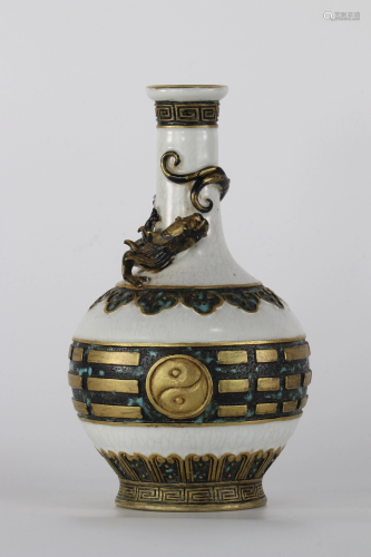 Tigrams vase decorated with a dragon brand Qianlong
