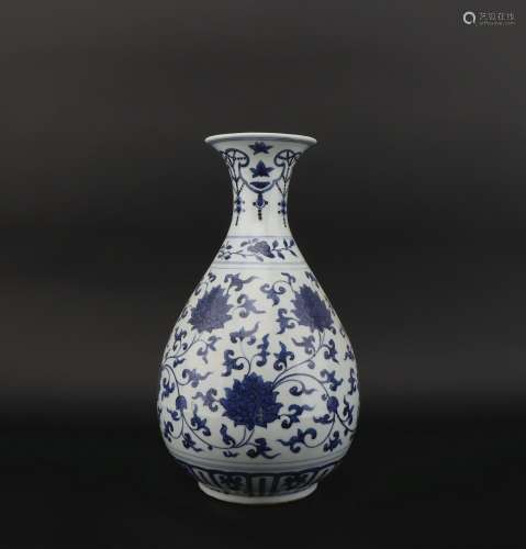 A blue and white 'floral' pear-shaped vase
