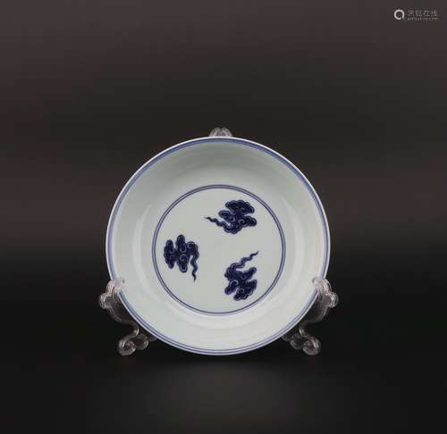 A blue and white 'dragon' plate