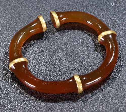 AGATE WITH GOLD BANGLE