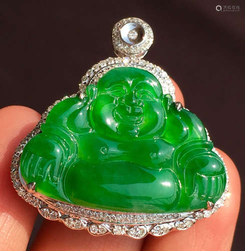 ICY GREEN JADEITE BUDDHA PATTERN PENDANT