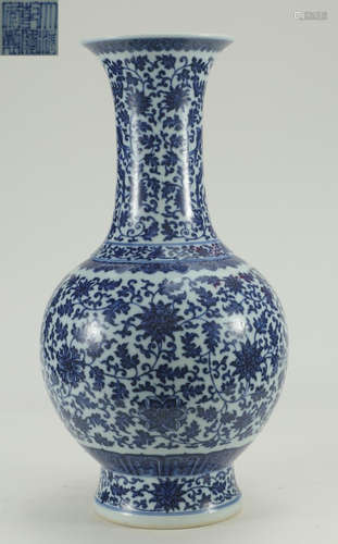 QIANLONG MARK BLUE&WHITE GLAZE FLORAL PATTERN VASE