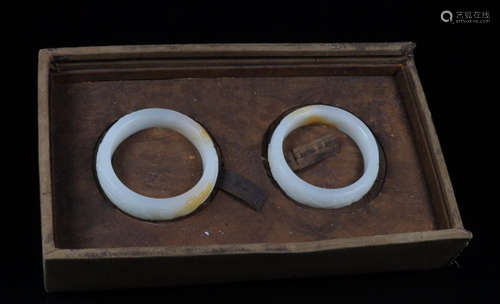 PAIR OF HETIAN JADE FIGURE STORY PATTERN BANGLES