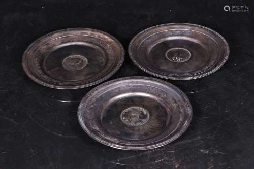 GROUP OF THREE SILVER DISHES WITH PORTRAITS