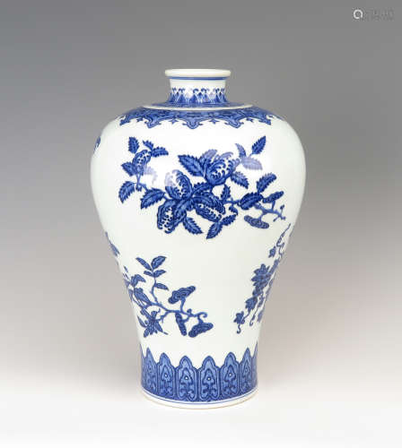 A BLUE AND WHITE PORCELAIN MEIPING