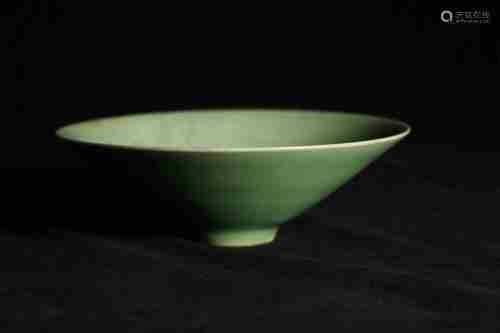 A CHINESE LONGQUAN CELADON GLAZED PORCELAIN BOWL, SONG DYNASTY