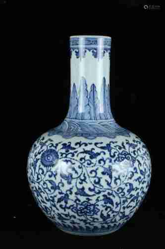 A CHINESE BLUE AND WHITE GLOBULAR VASE WITH INTERLACED FLORAL DESIGN, QIANLONG PERIOD