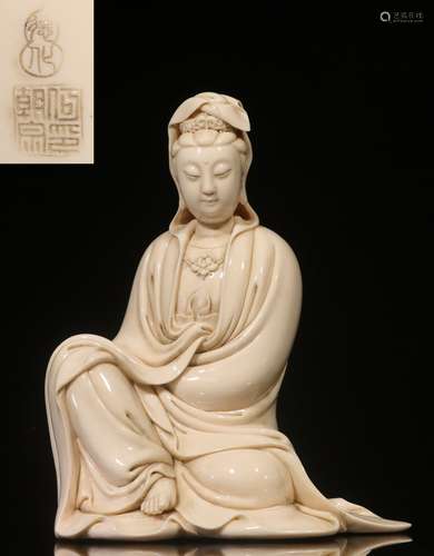 BLANC DE CHINE DEHUA 'GUANYIN' SEATED FIGURE