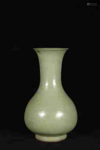 A CHINESE LONGQUAN KILN PORCELAIN VASE, SONG DYNASTY