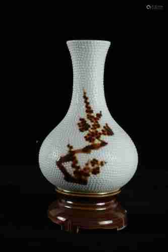 A CHINESE ENGRAVED-GROUND PORCELAIN VASE DESIGNED WITH BROWN GLAZED FLORAL PATTERN, REPUBLIC PERIOD