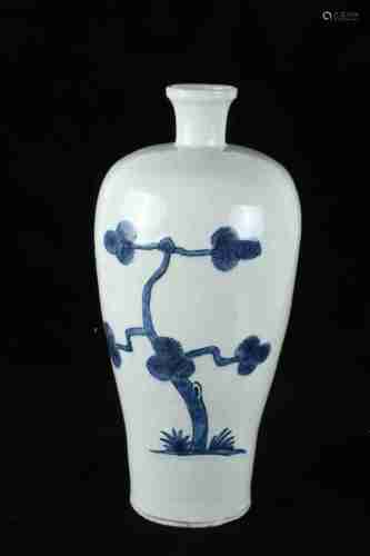 A CHINESE WHITE GLAZED MEIPING, MING DYNASTY