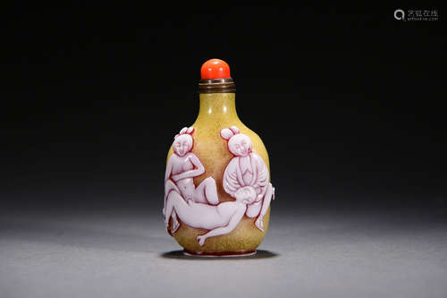 A YELLOW GLASSWARE FIGURE SNUFF BOTTLE