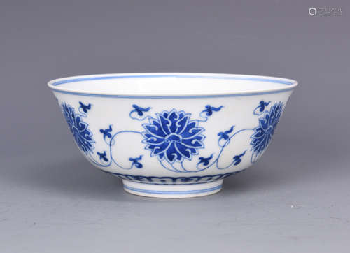 A BLUE AND WHITE INTERLOCKING LOTUS PORCELAIN BOWL