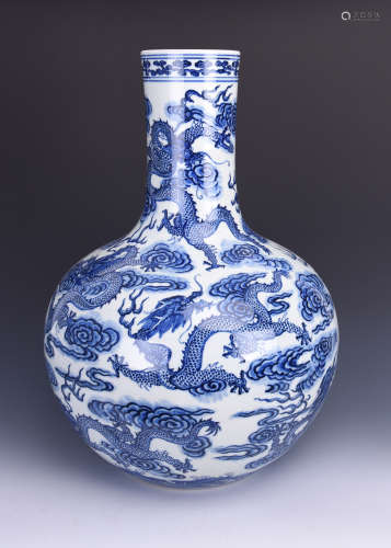 A BLUE AND WHITE DRAGON PORCELAIN TIANQIUPING