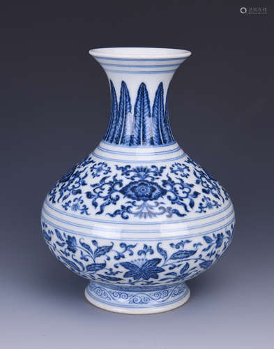 A BLUE AND WHITE FLOWER PORCELAIN VASE